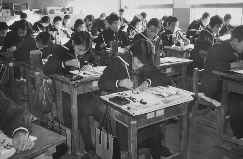 Học sinh làm bài trên lớp
